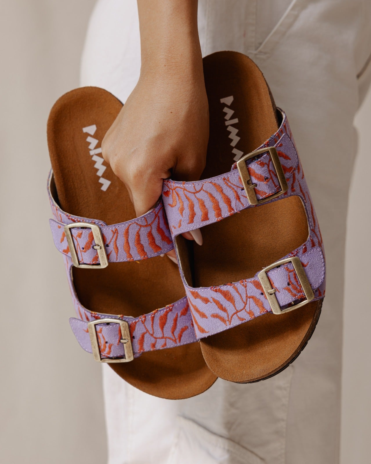 Sandalias con hojas fucsia