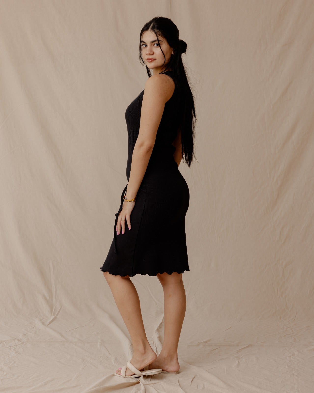 Vestido negro ajustado con cordón
