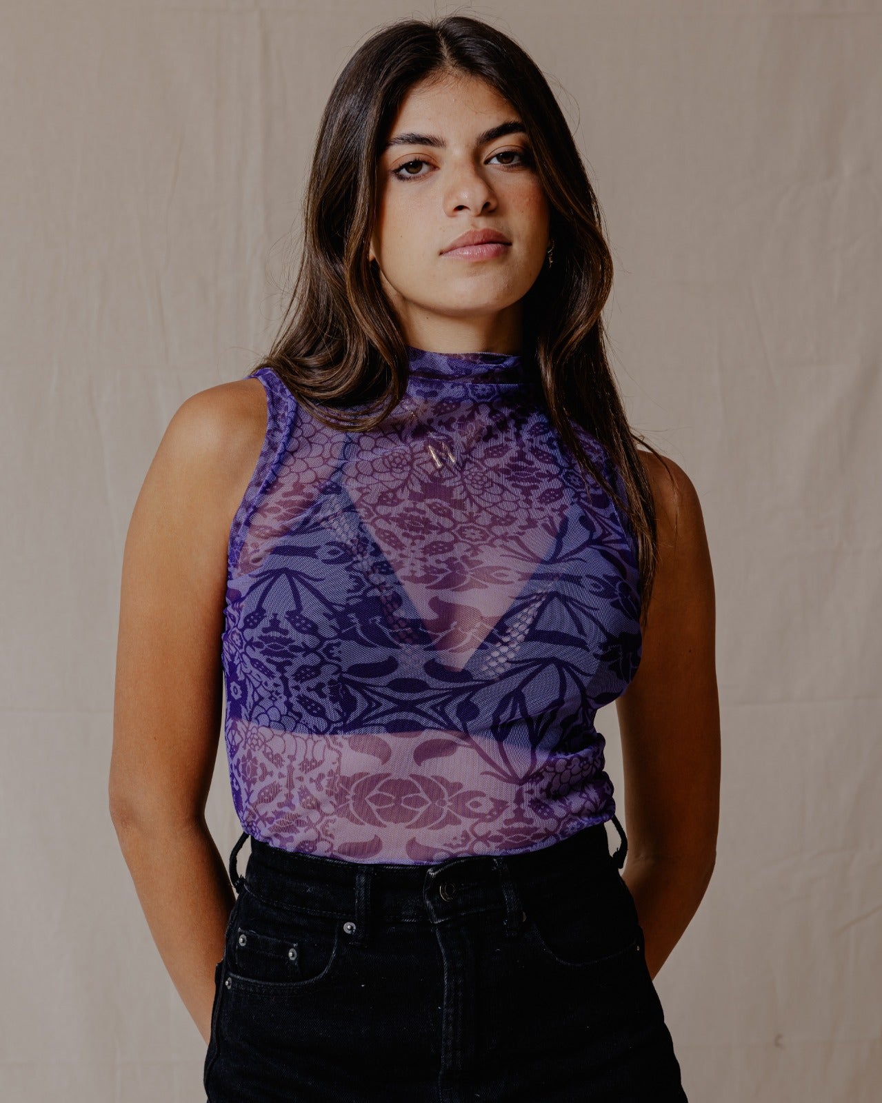 Top in mesh a fusione floreale viola