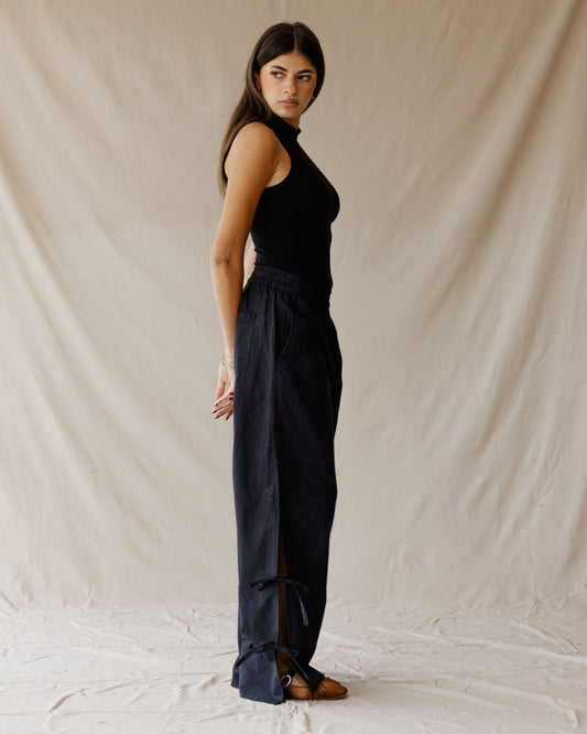 Pantaloni neri in lino con lacci laterali