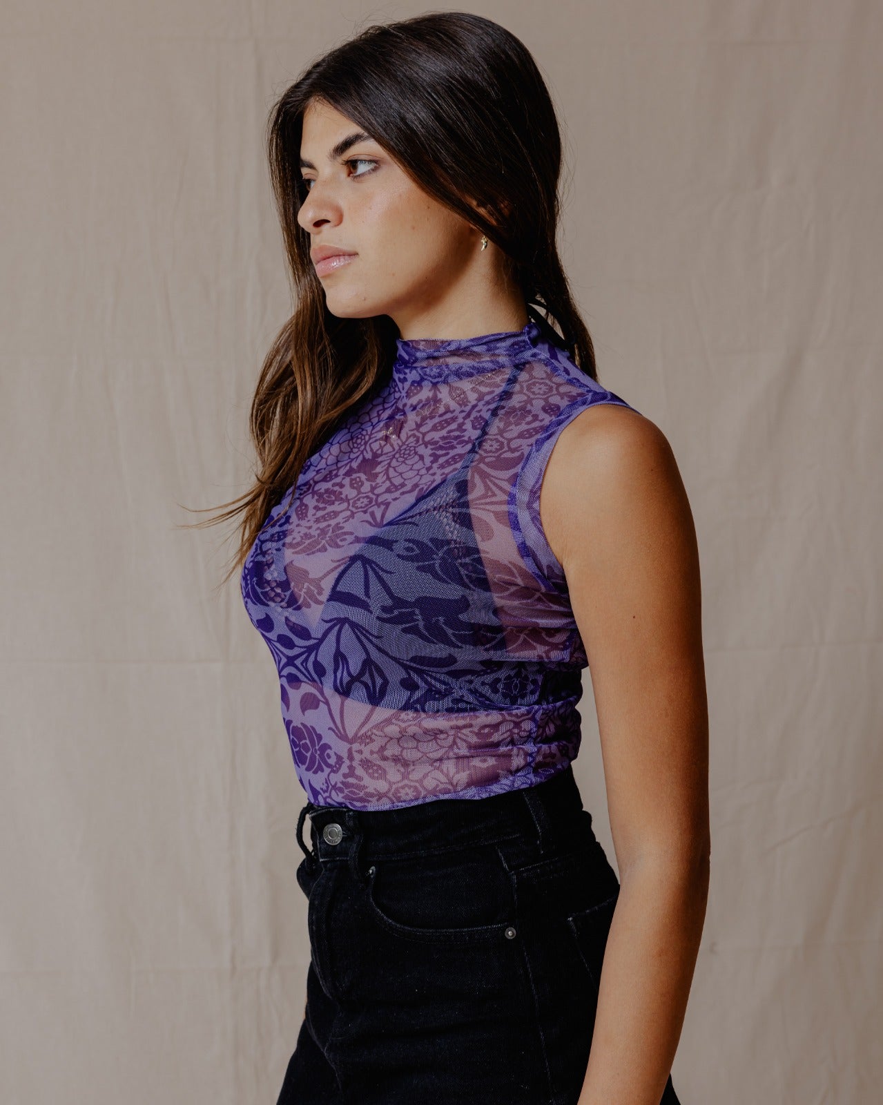 Top in mesh a fusione floreale viola