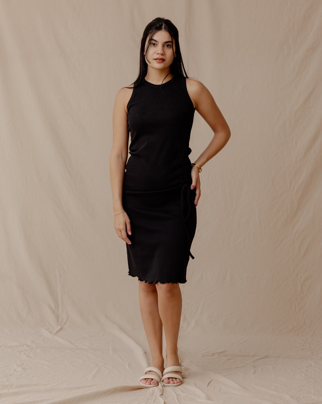 Vestido negro ajustado con cordón