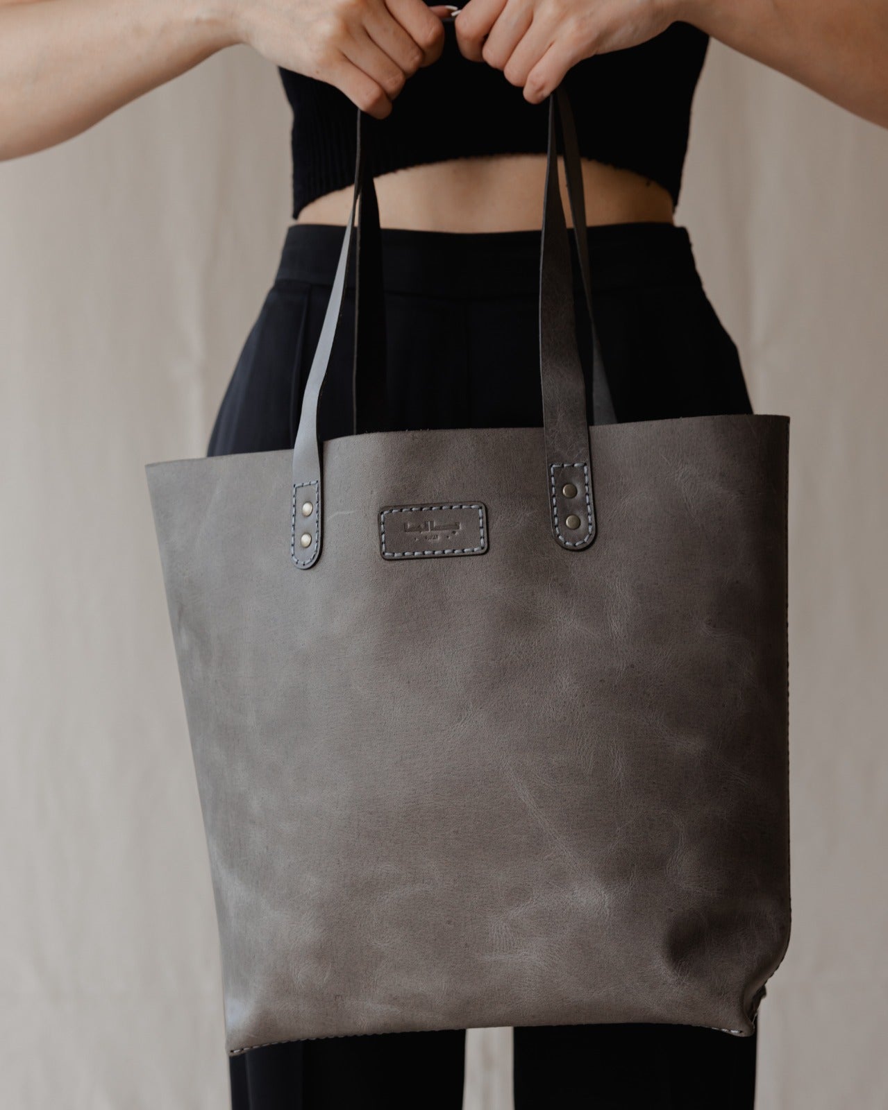 El clásico bolso de mano genuino gris