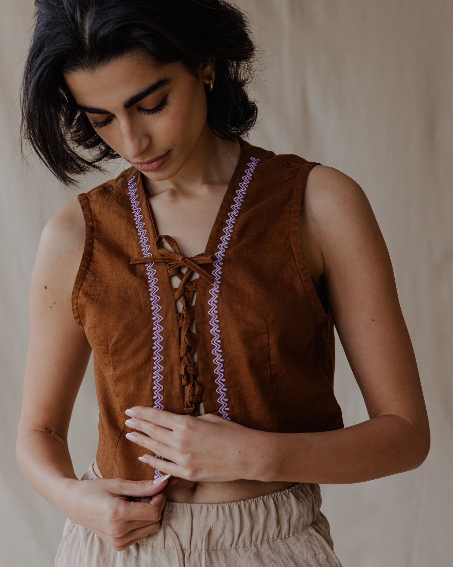 Gilet intrecciato e intrecciato cammello