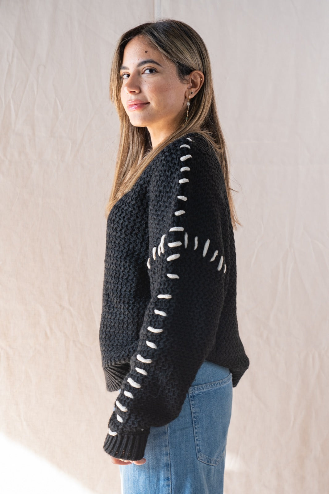 Il maglione cucito a mano nero
