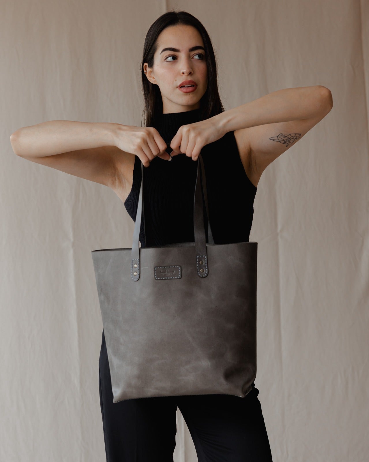 El clásico bolso de mano genuino gris