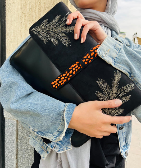 Sob as palmas da manga do laptop