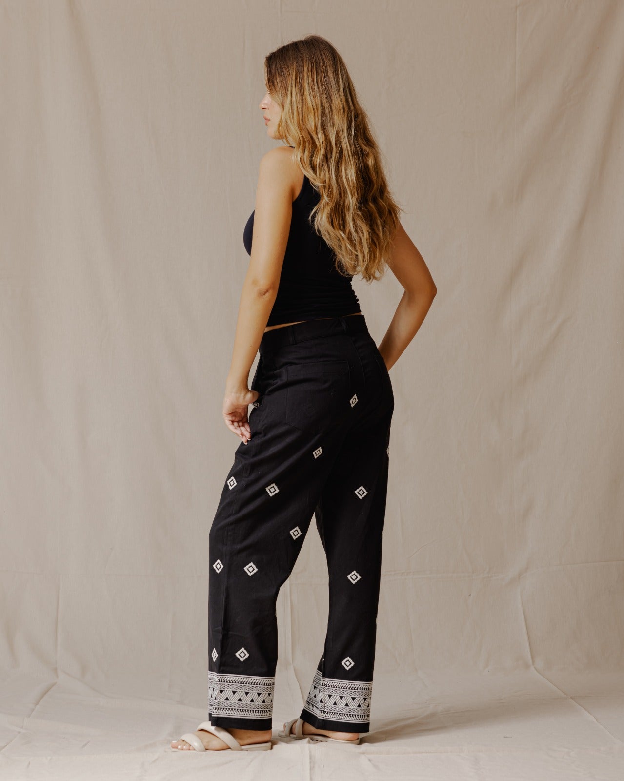Pantaloni etnici ricamati neri
