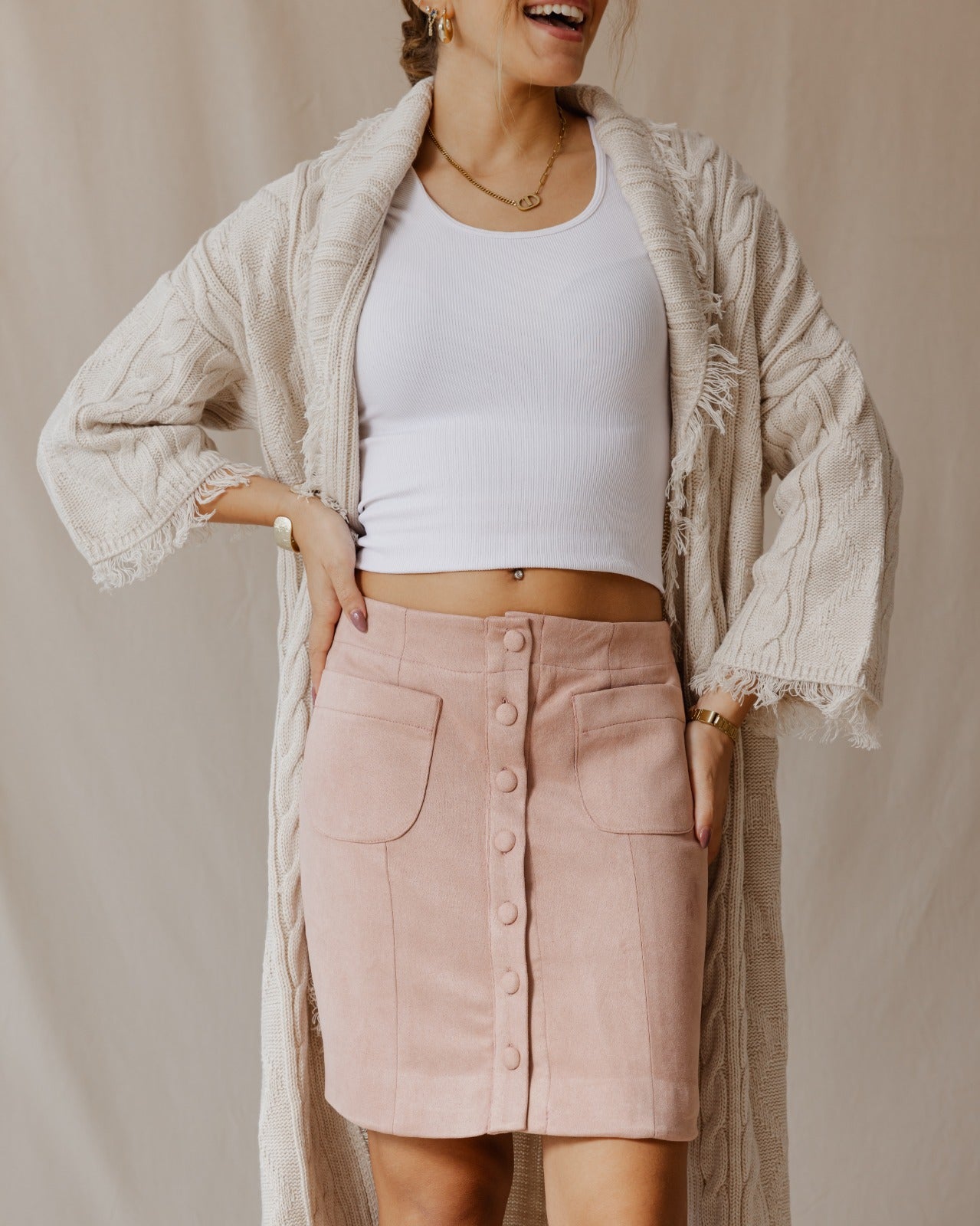 Minigonna in pelle scamosciata con bottoni rosa
