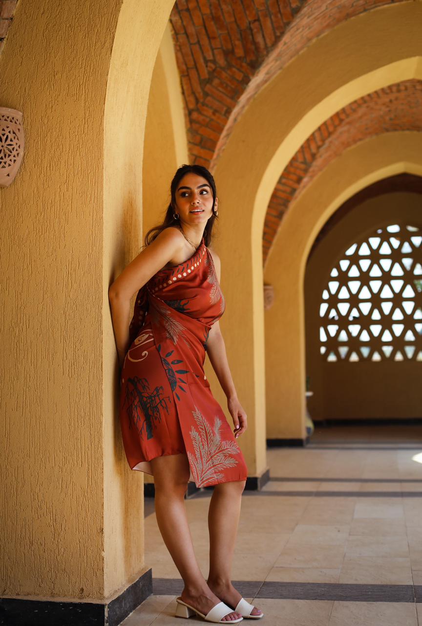 Sarong Isis in terra di Siena bruciata