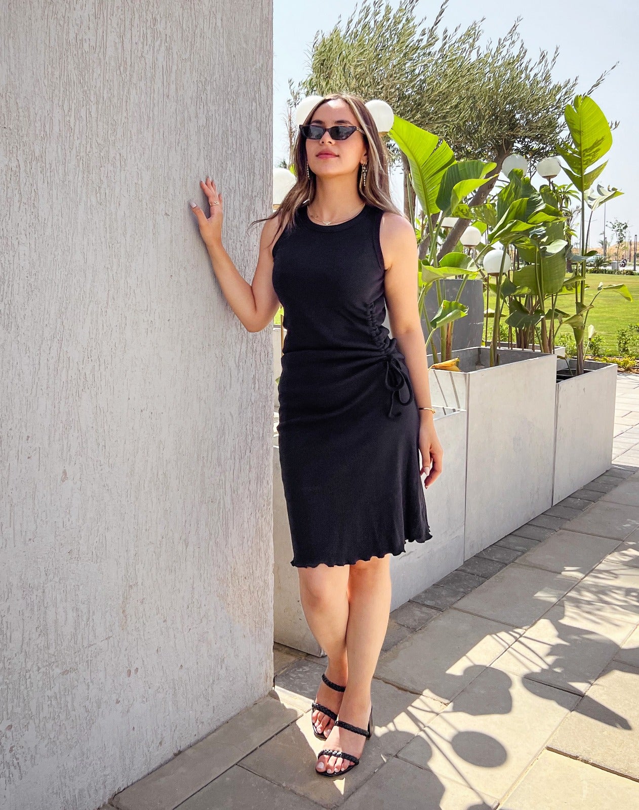 Vestido negro ajustado con cordón