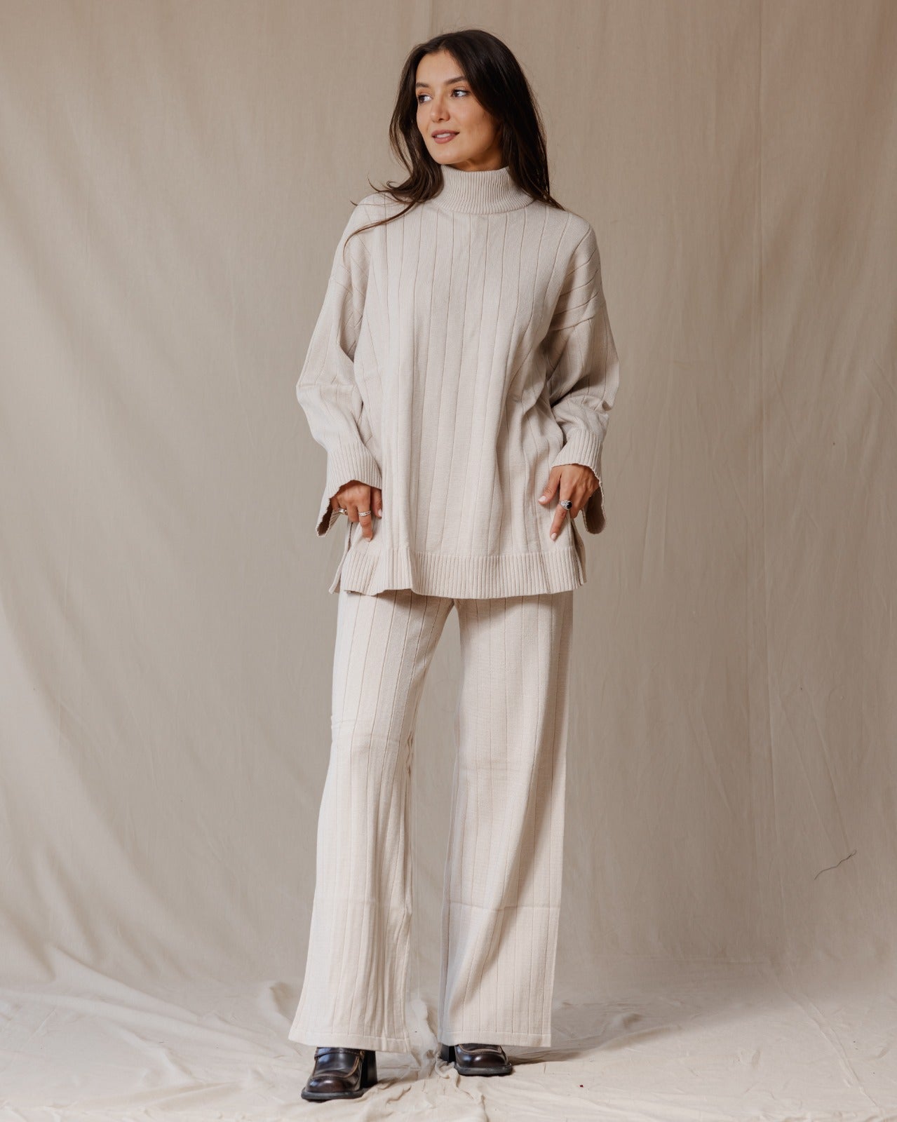 Set in maglia a collo alto beige