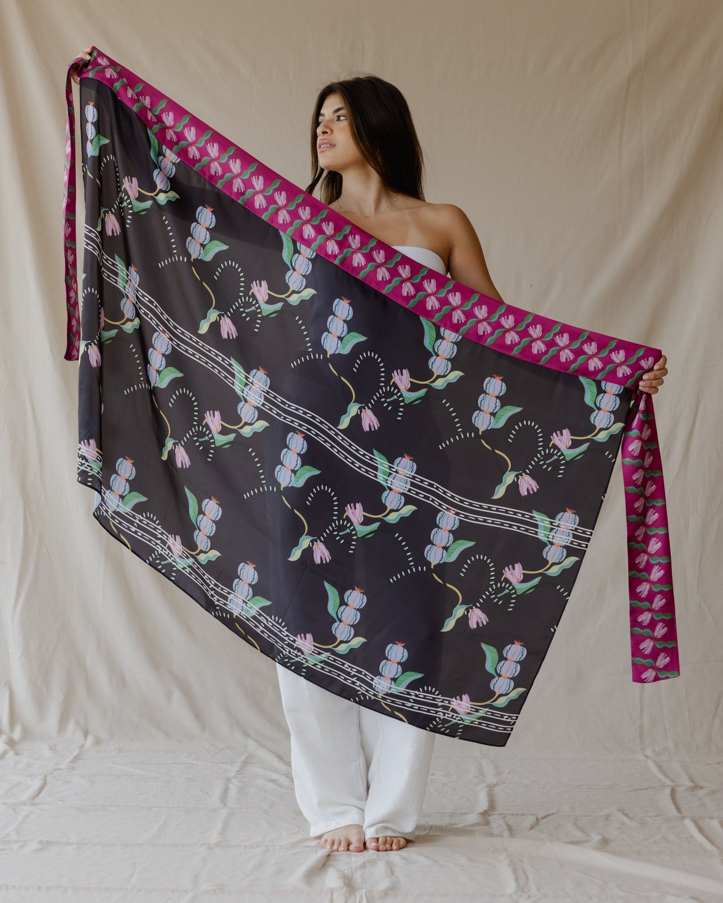 Sarong di frutta esotica nero x viola