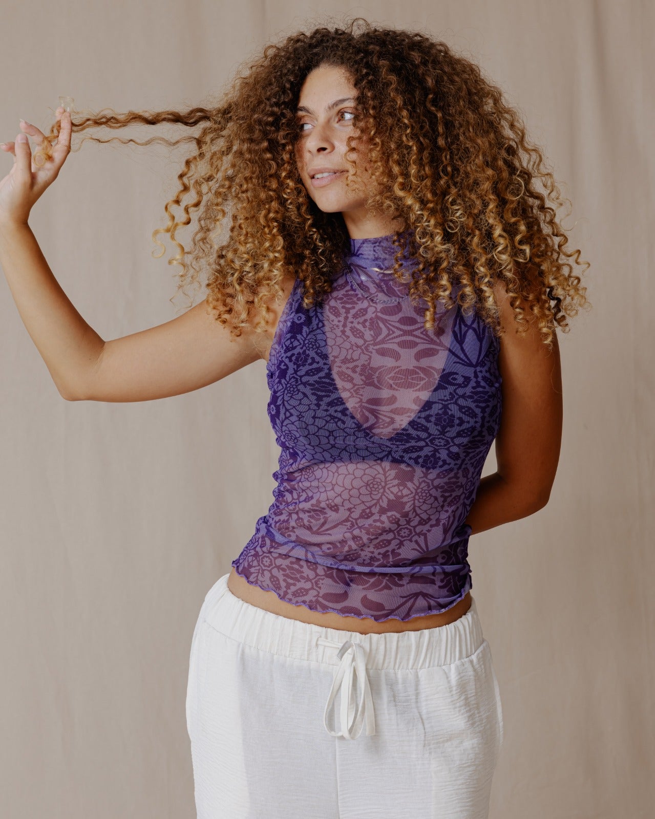 Top in mesh a fusione floreale viola