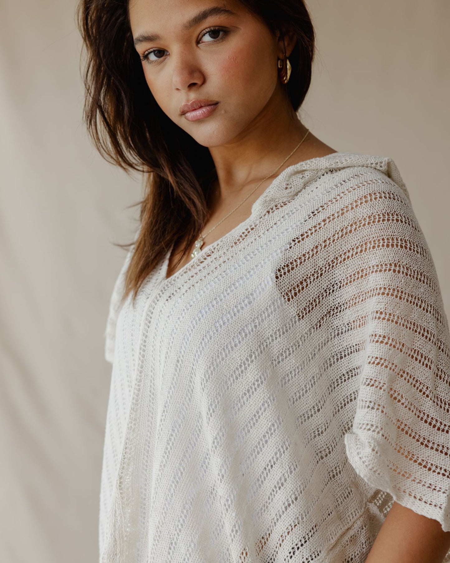 Poncho estivo in maglia bianco sporco