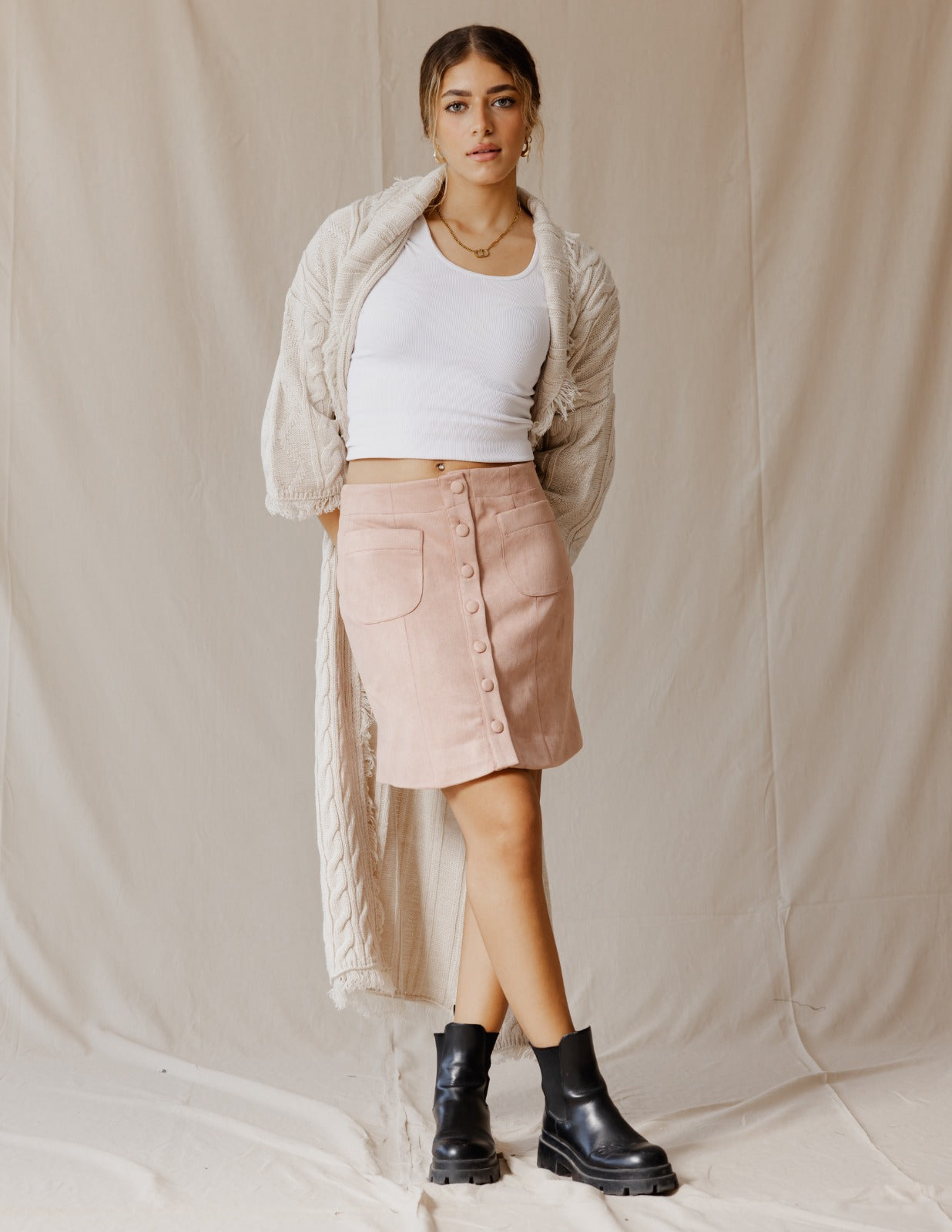 Minigonna in pelle scamosciata con bottoni rosa