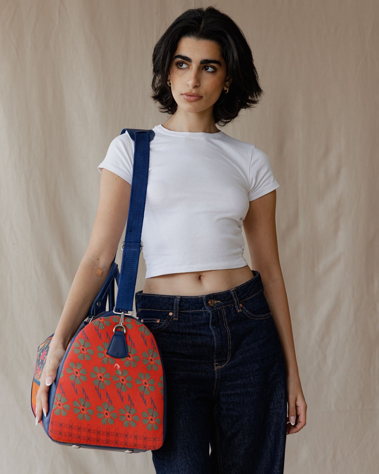 Bolsa de lona con flores rojas