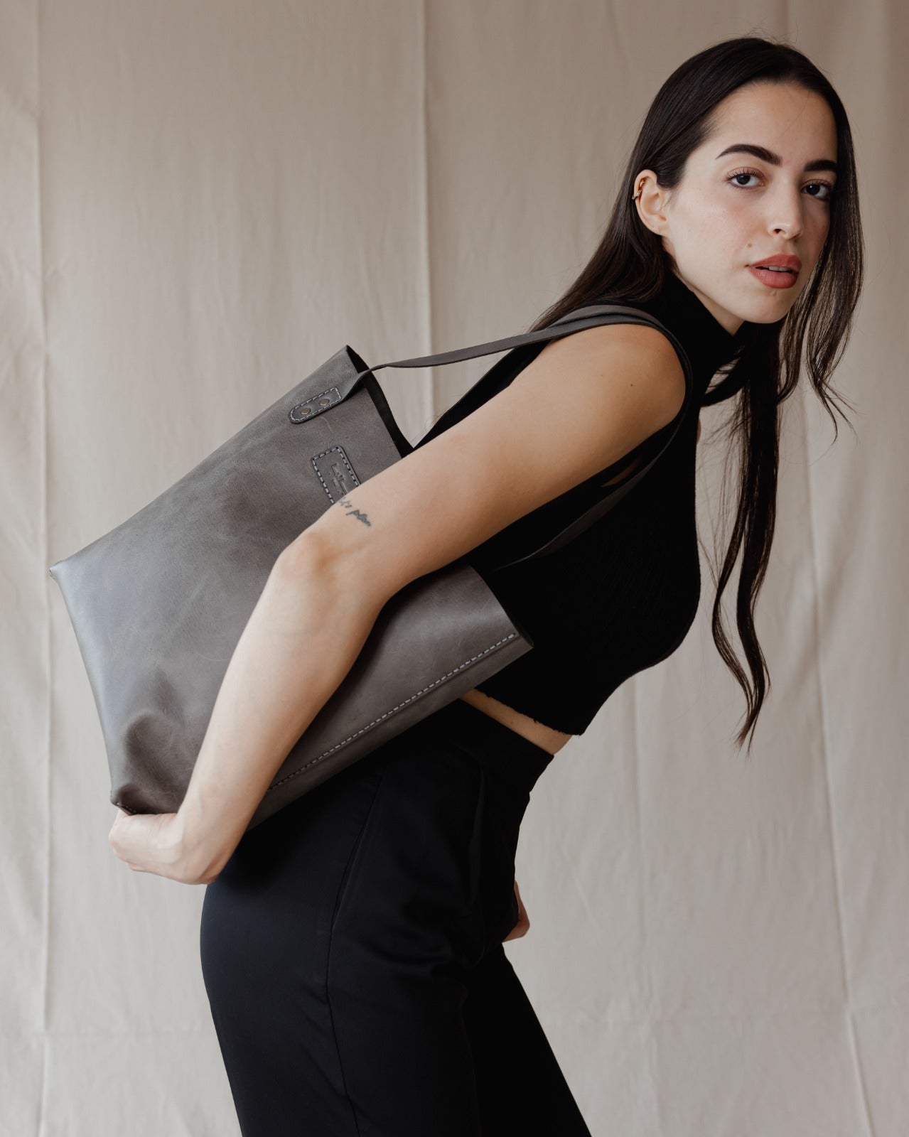 El clásico bolso de mano genuino gris