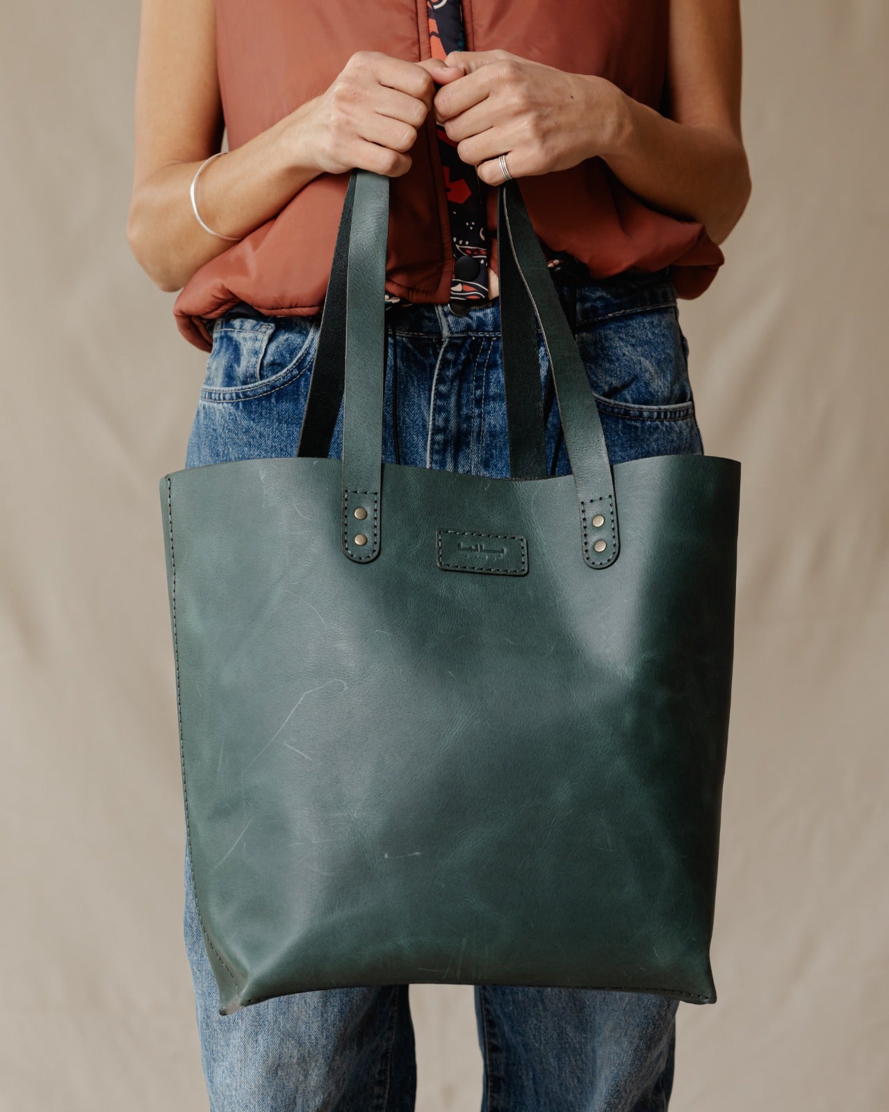 El clásico bolso de mano genuino verde