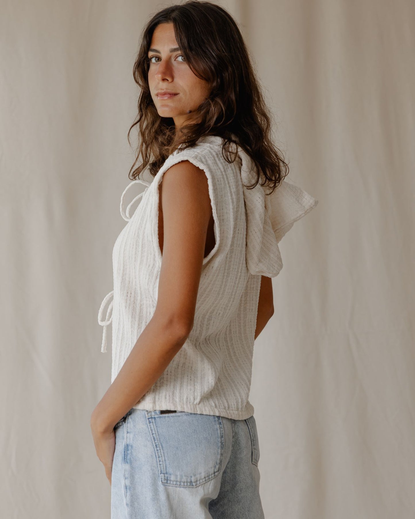 Colete Off-White com capuz em tecido