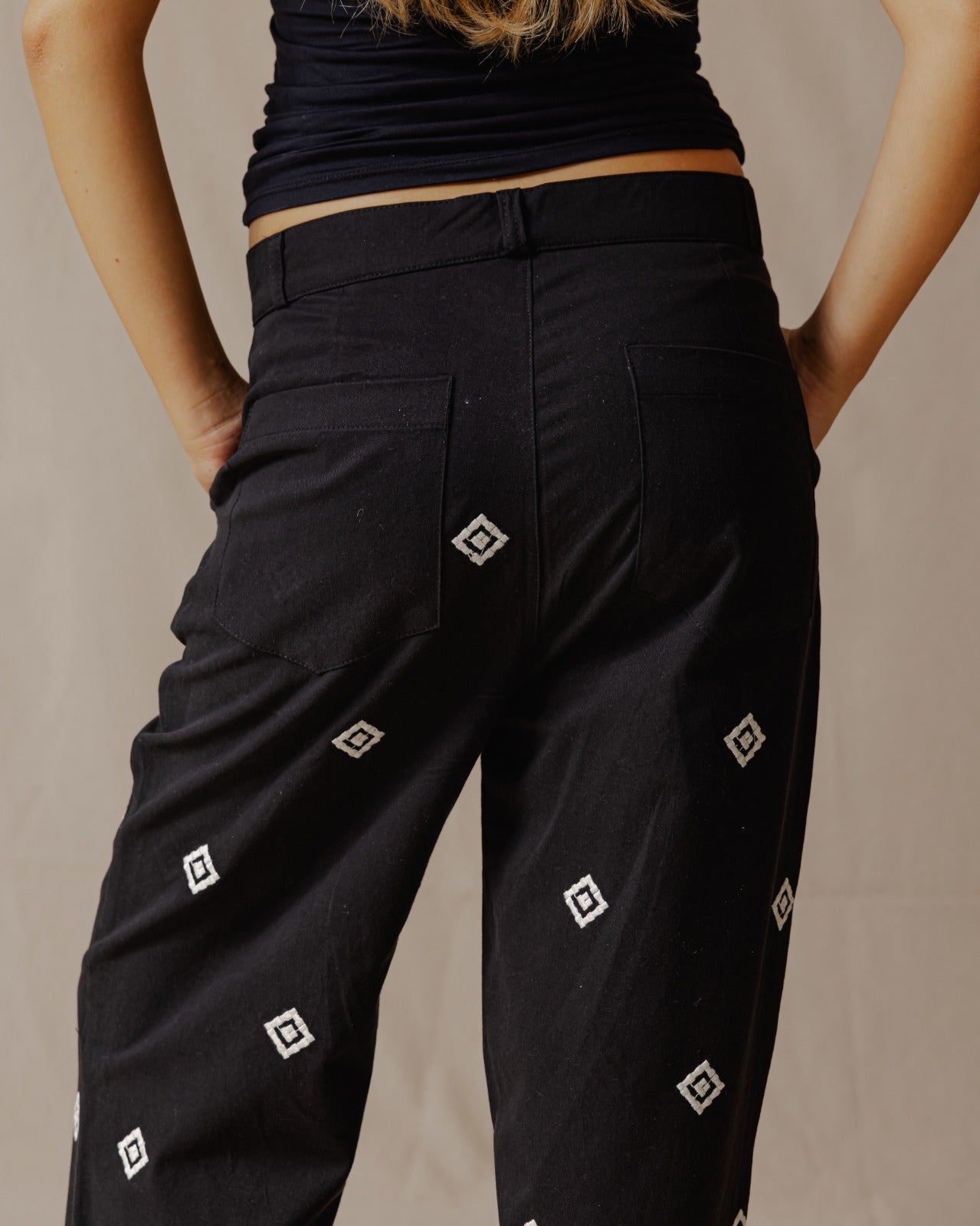 Pantaloni etnici ricamati neri