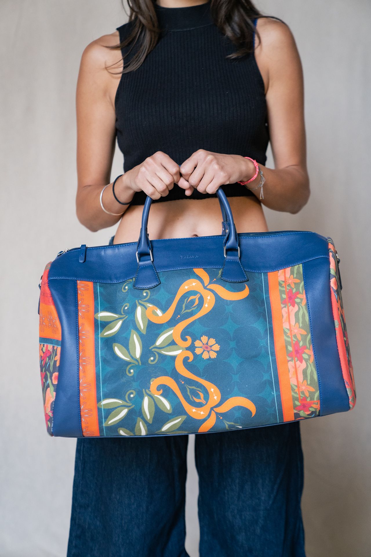 Bolsa de lona con flores rojas