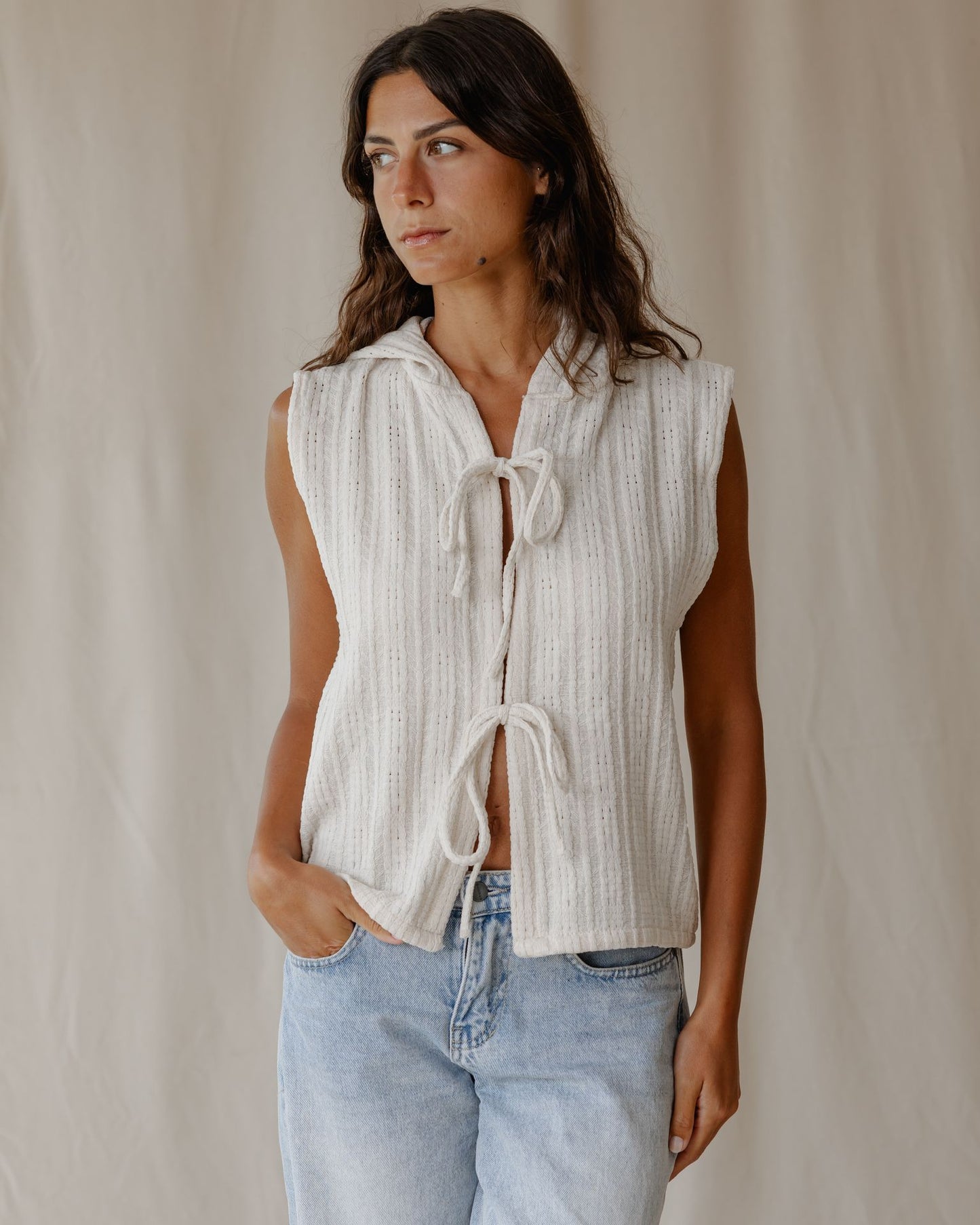 Colete Off-White com capuz em tecido