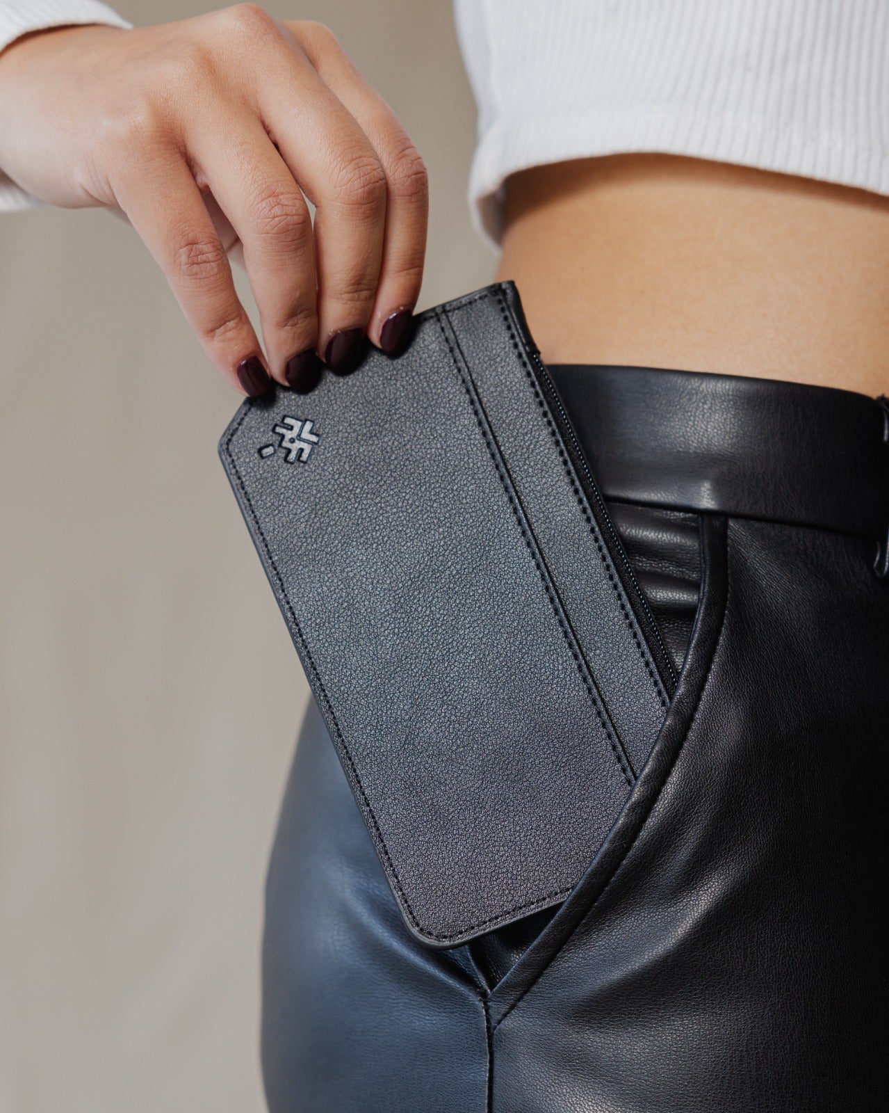 Tarjetero con diseño de árbol de té, color negro