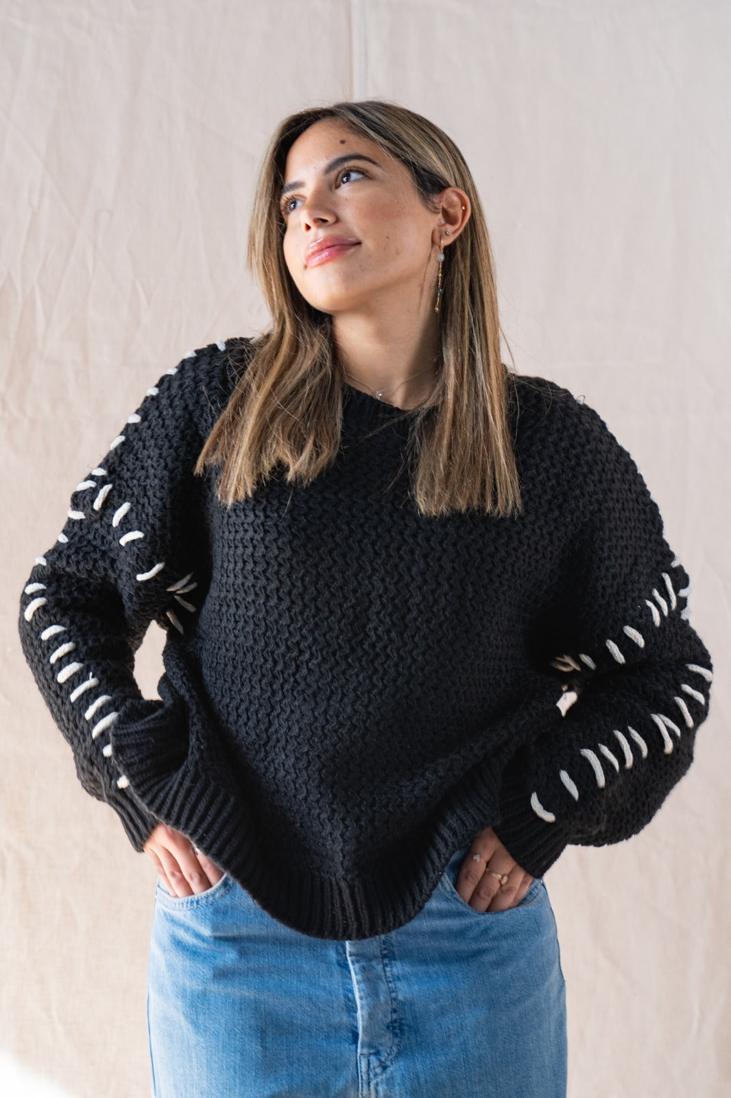Il maglione cucito a mano nero