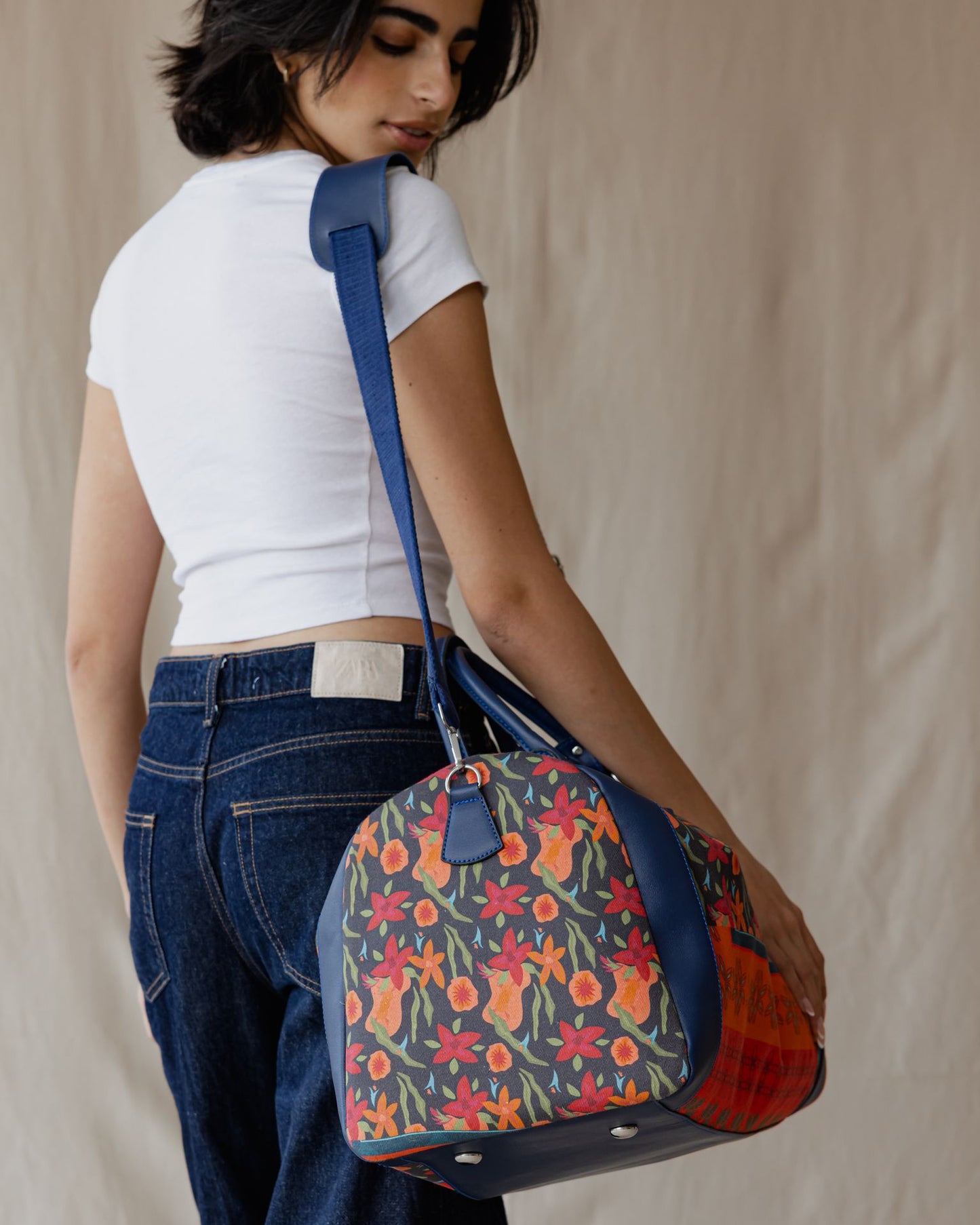 Bolsa de lona con flores rojas