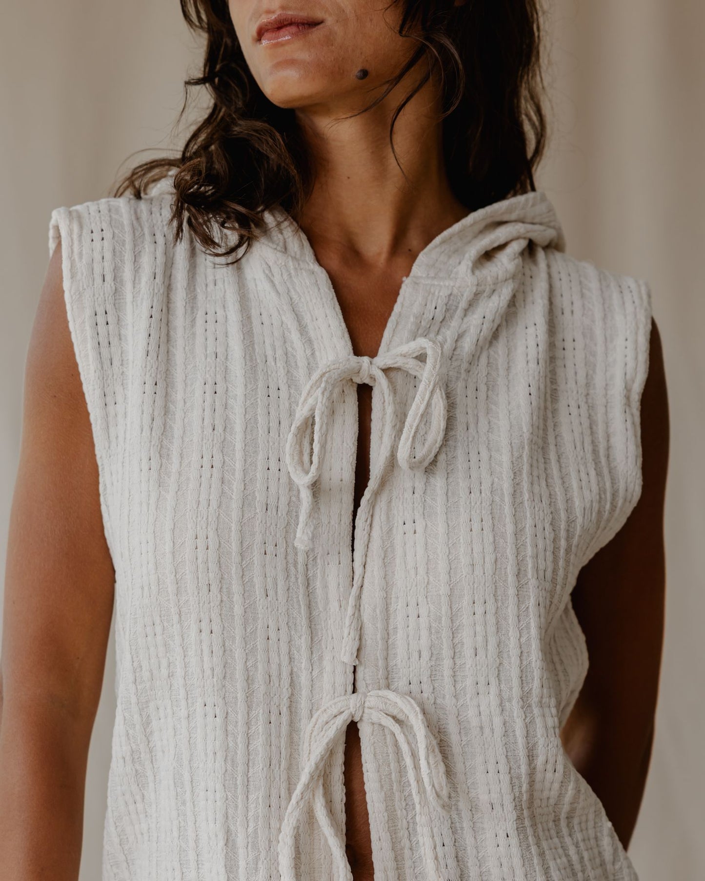 Colete Off-White com capuz em tecido