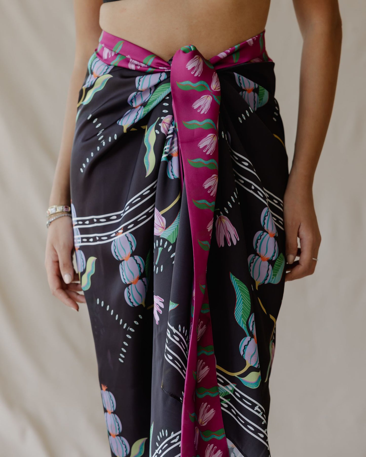 Sarong di frutta esotica nero x viola