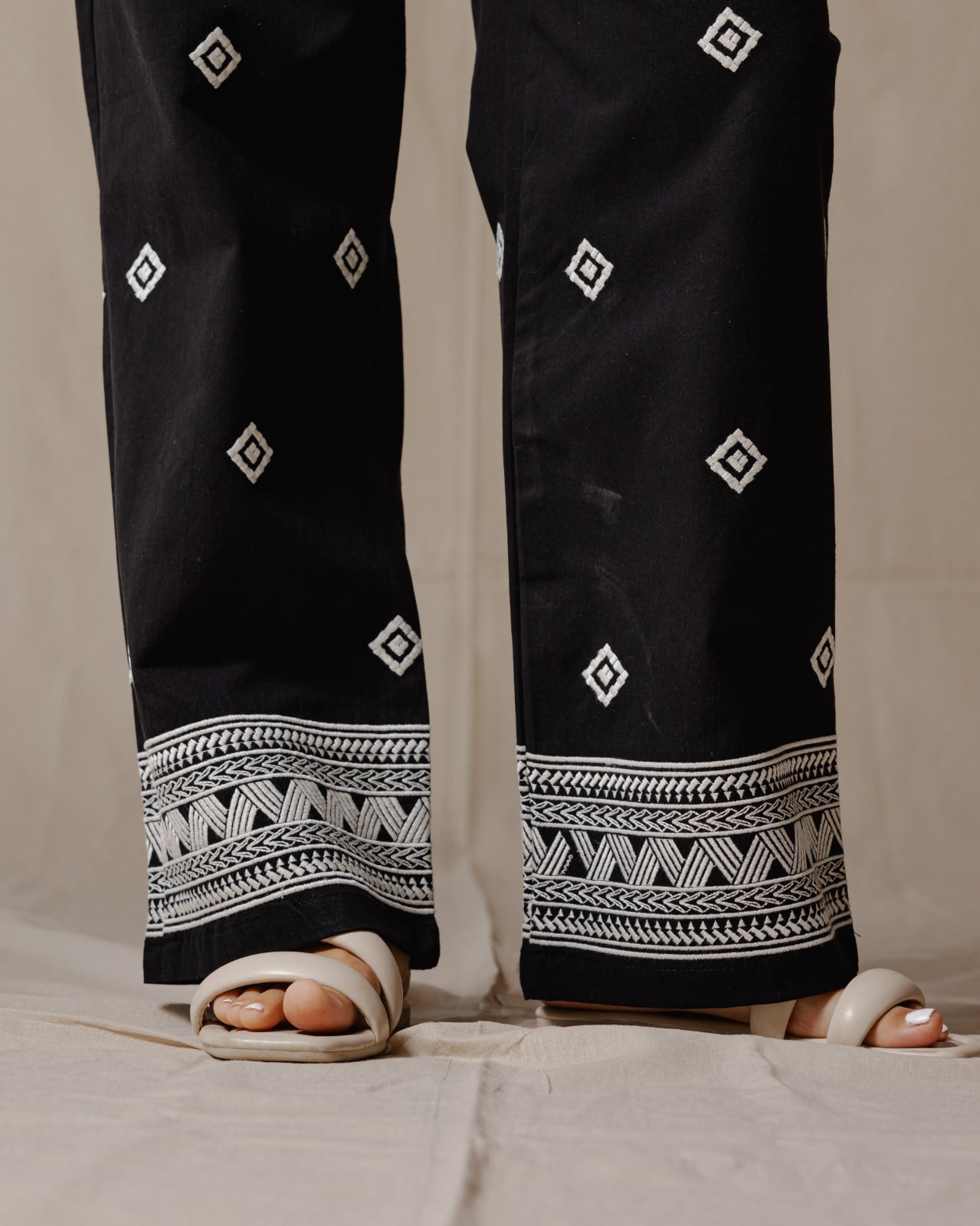 Pantaloni etnici ricamati neri