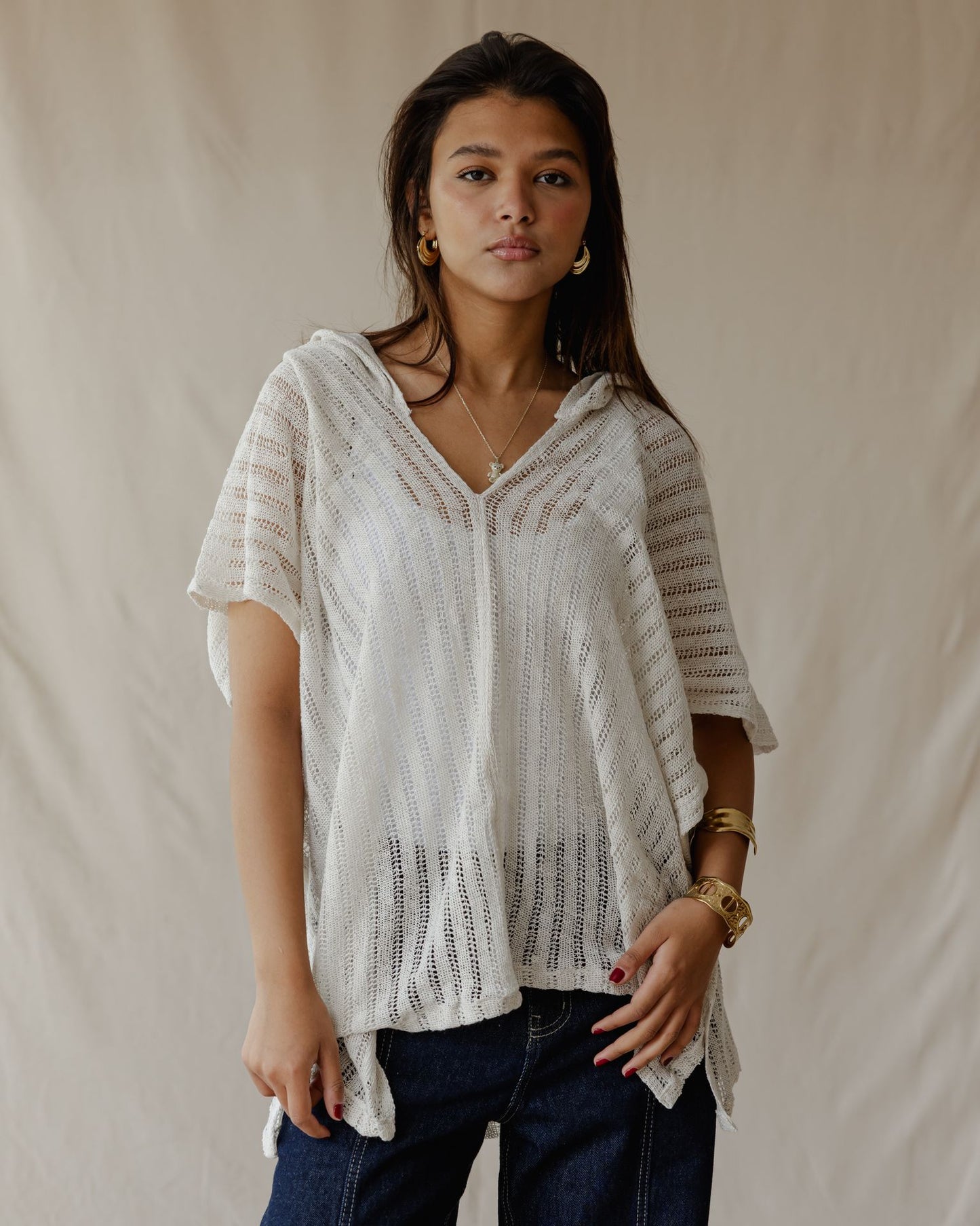 Poncho estivo in maglia bianco sporco