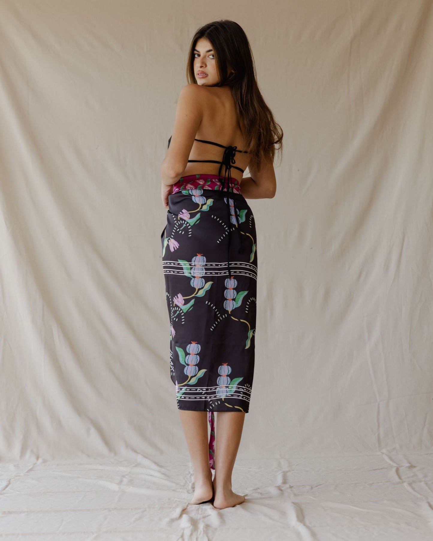 Sarong di frutta esotica nero x viola