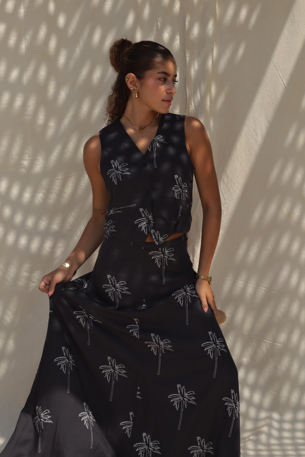 Palme rilassate impostate in nero