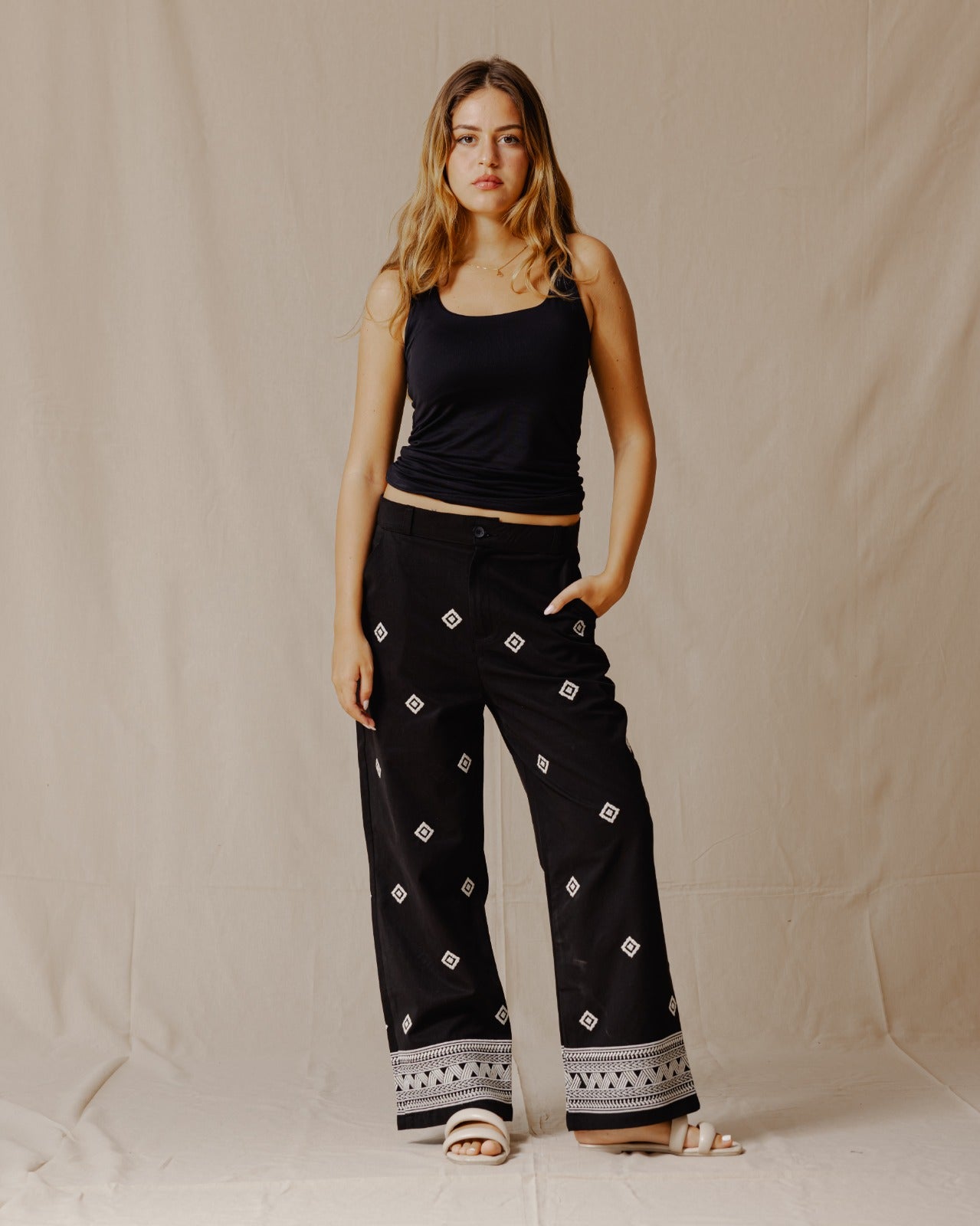 Pantaloni etnici ricamati neri
