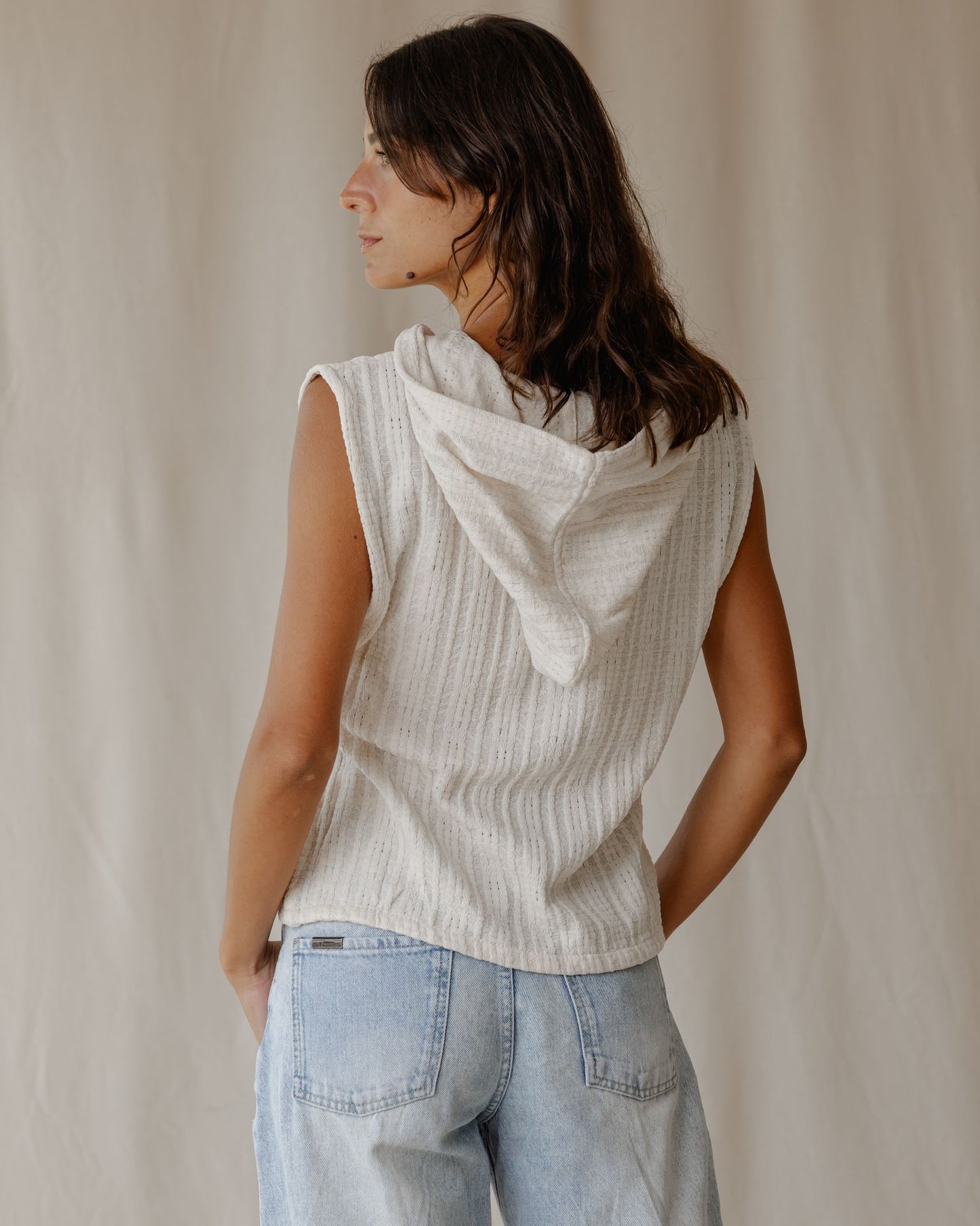 Colete Off-White com capuz em tecido