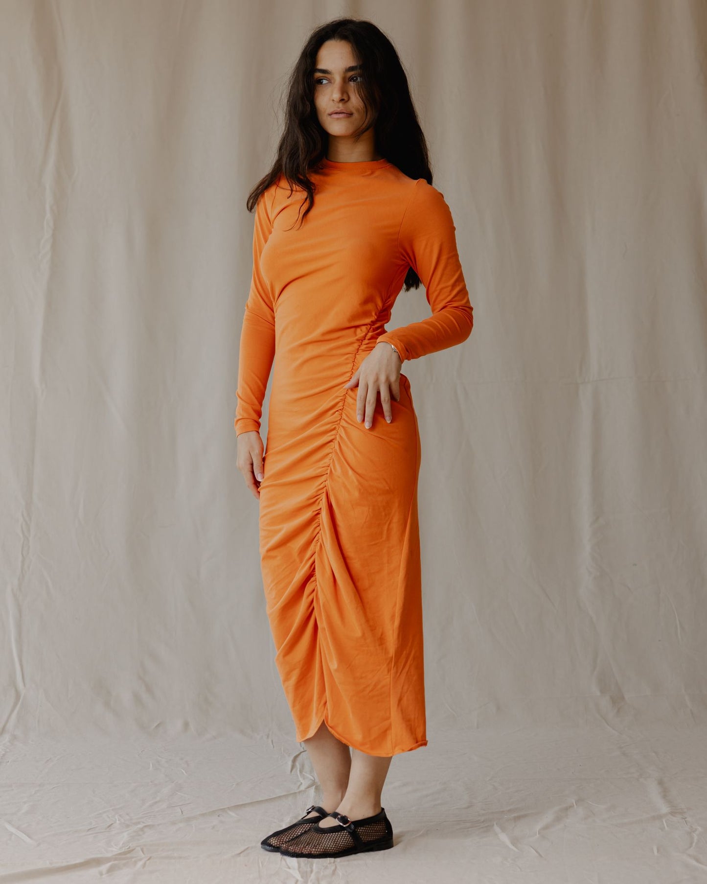 Vestido fruncido en color naranja