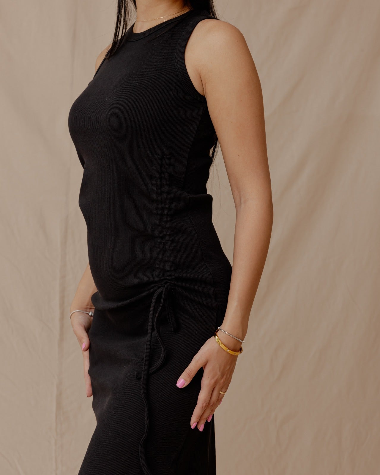 Vestido negro ajustado con cordón