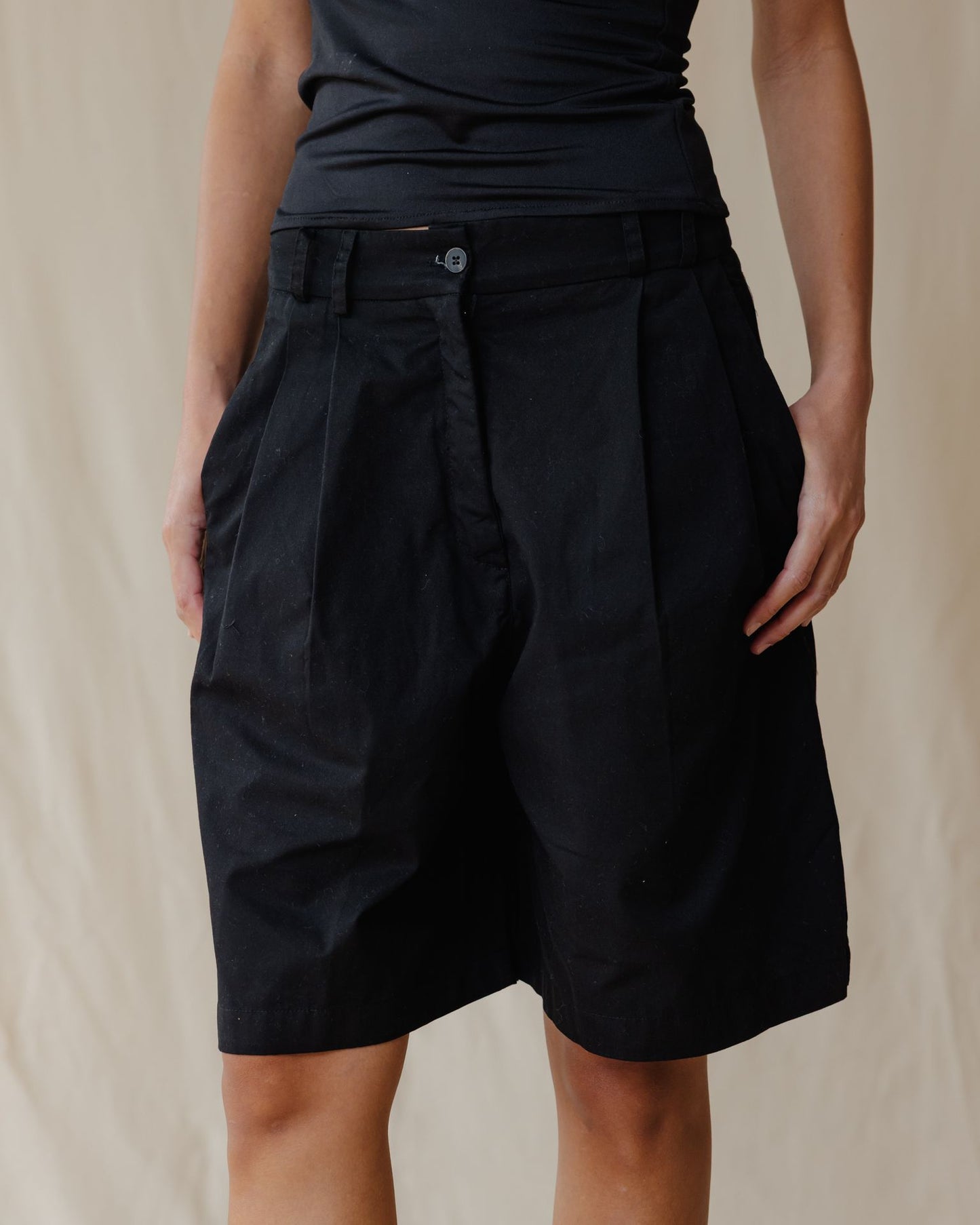 Los Pantalones Cortos Pleat Negro