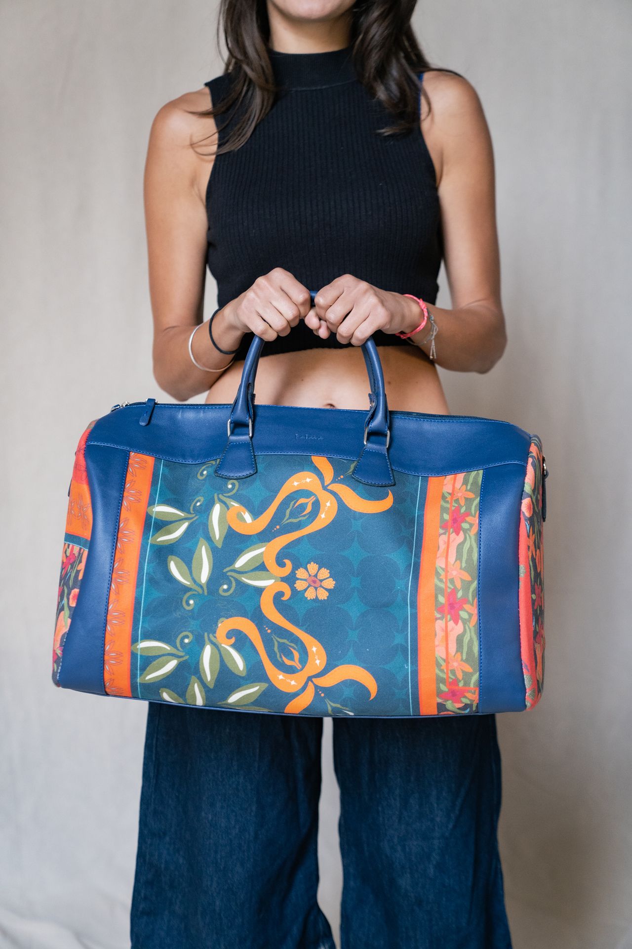 Bolsa de lona con flores rojas