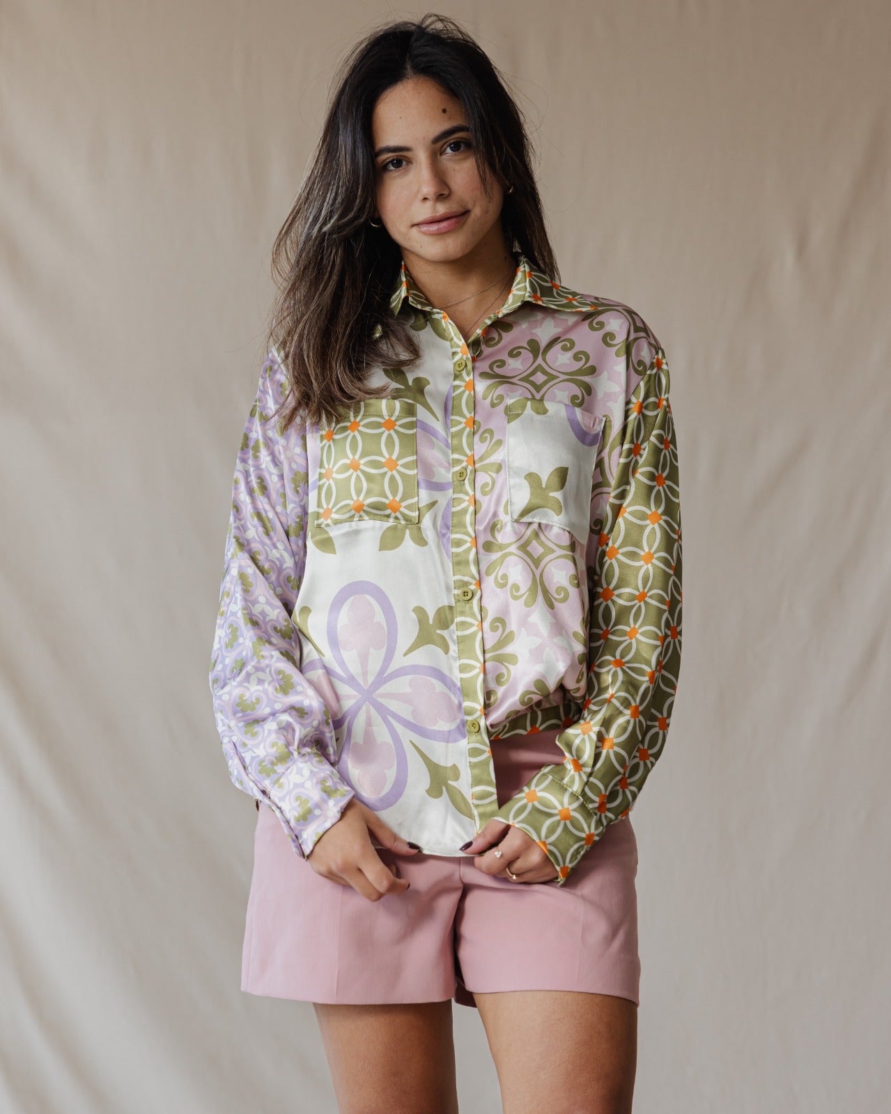Camisa de satén con patchwork y mosaico floral