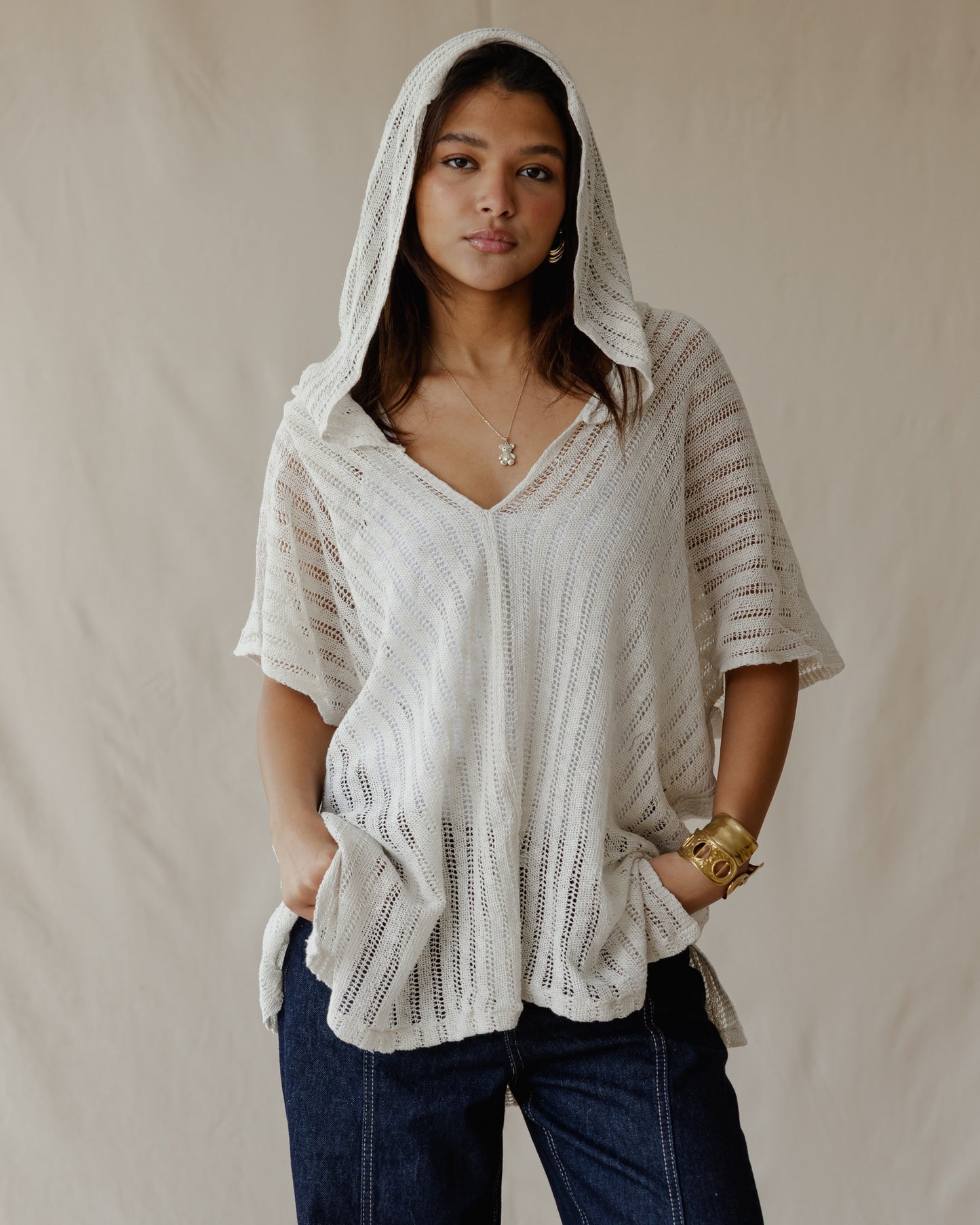 Poncho estivo in maglia bianco sporco