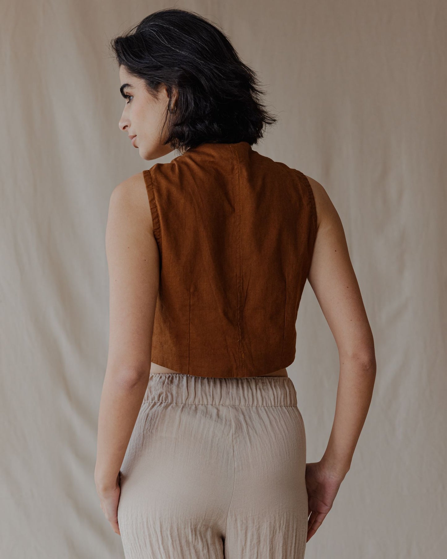 Gilet intrecciato e intrecciato cammello