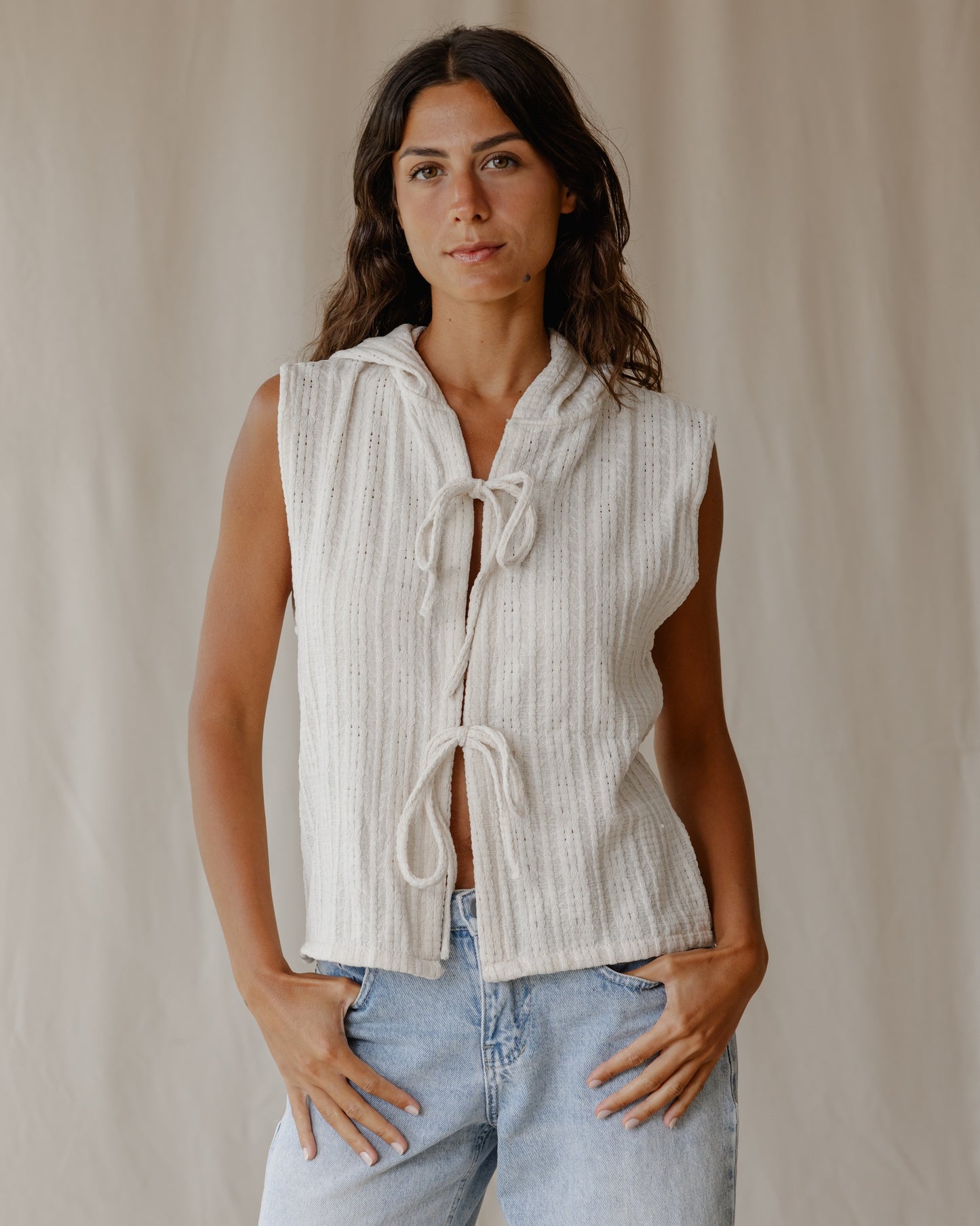 Colete Off-White com capuz em tecido