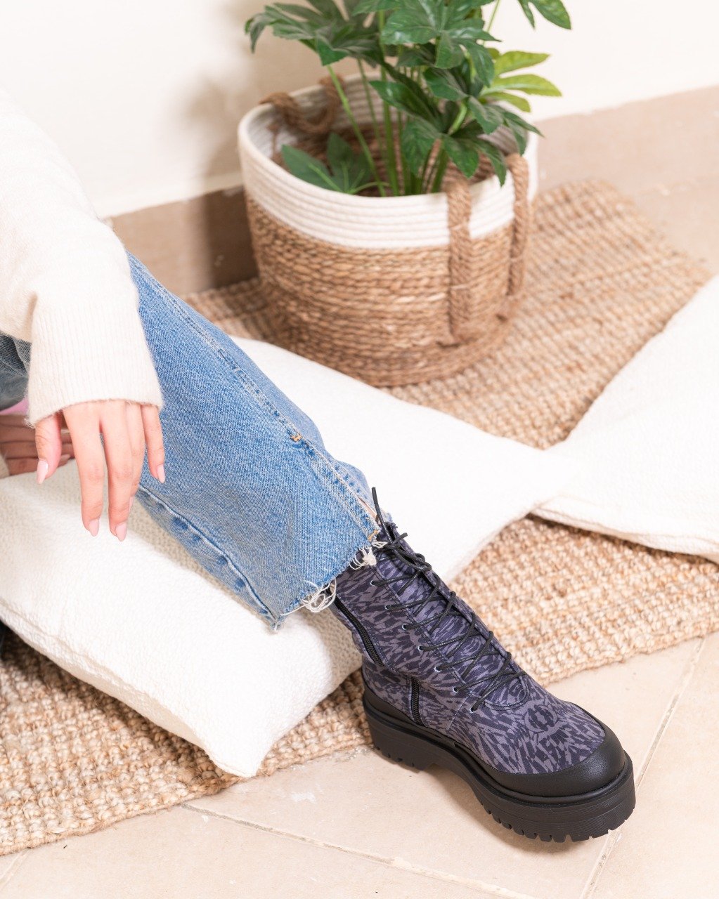 Botas de cadarço de veludo estampadas pretas