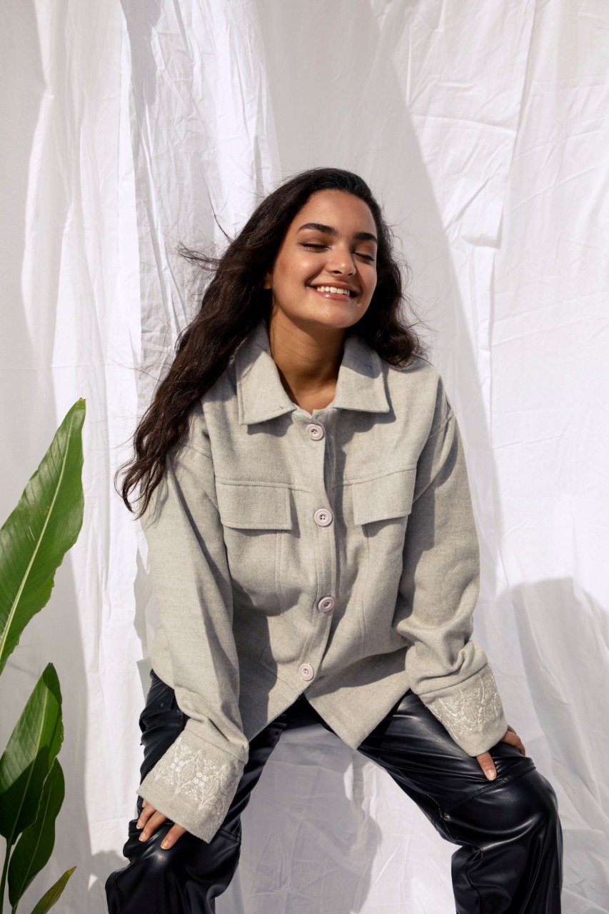 Chaqueta de lana bordada color blanco roto