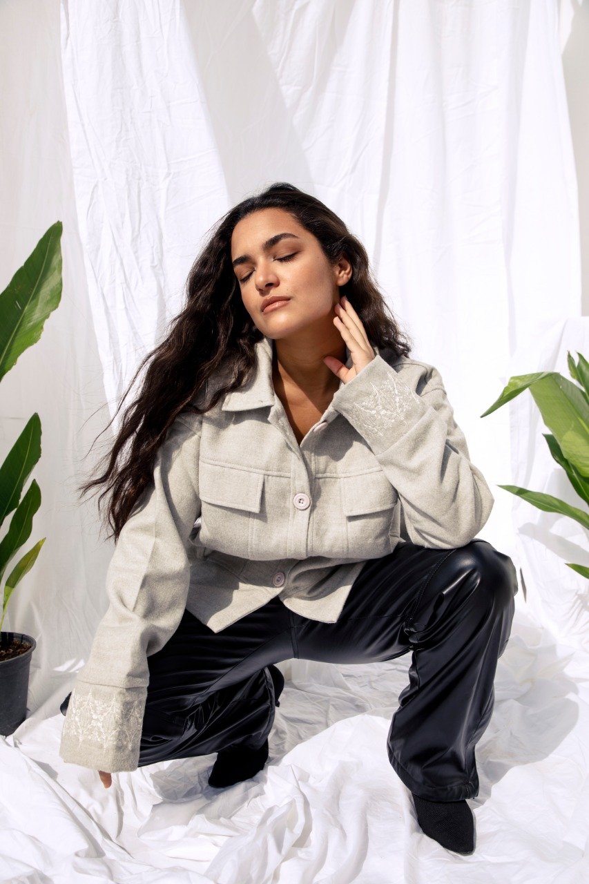 Chaqueta de lana bordada color blanco roto