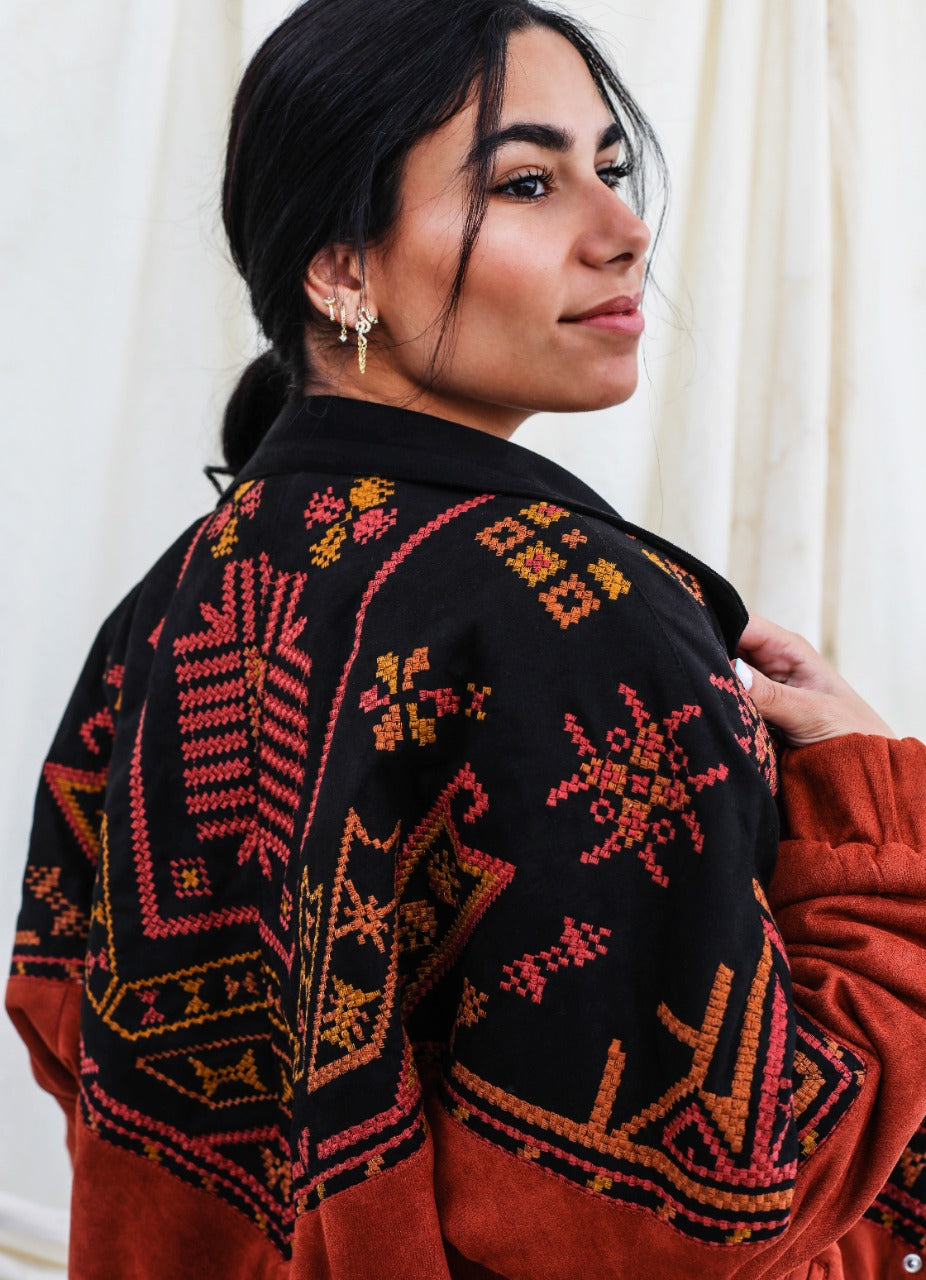 La chaqueta bomber tribal color castaño